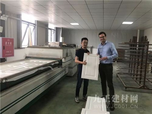 依威全屋定制整裝材料歐洲供應商參觀工廠，技術轉讓開啟新篇章